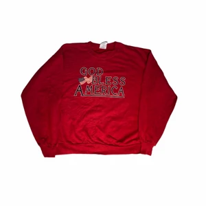 God bless America - vintage sweatshirt  - En fin röd sweatshirt med ett tjockt tyg av bra kvalite. Med ett tryck som också har väldigt bra kvalite vilket är amerikanskt och fint. Köpt på en trifthstore i USA