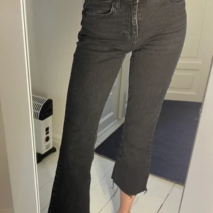 Kick-flare jeans - Kick flare modell från Gina Tricot. Tyvärr är dessa för korta på mig och därmed kan någon annan få bättre användning för dem. Är 171 cm för referens.