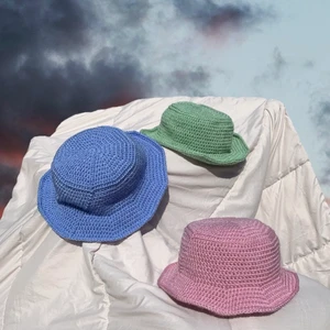 Virkad buckethat  - Handgjorda, enfärgade fiskehattar. Dessa kostar 200kr styck. (separata annonser finns på min profil om du vill köpa en direkt med safepay, annars skriv till mig) Jag kan göra i flera storlekar/färger samt tar emot specialbeställningar! 🤠  Kommer lägga ut andra virknings projekt också🧶