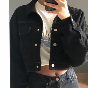 Oversized fejkmocka-jacka - Sparsamt använd jacka i fejk mocha från missguided<3 Storlek 38/M men funkar nog från XS-M beroende på hur man vill att den ska sitta. Frakt inräknat i priset!