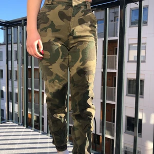 Militärmönstrade byxor - Militärmönstrade byxor från Hollister i bra skick, bra passform. 