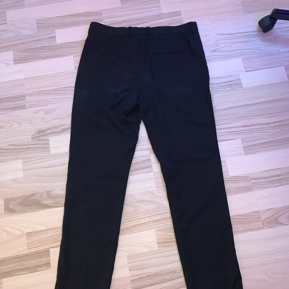 Svarta kostymbyxor från H&M i storlek eur 50. Riktigt sköna och snygga byxor!! Byxorna är i bra skick och har inte använts mycket!! . Jeans & Byxor.