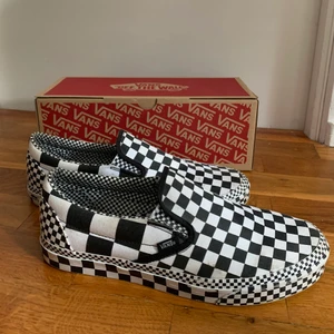 Vans  - Rutiga vans. Tecken på användning så som slitningar i mönstret på sulan finns (se bild 3). Orginalkartong medföljer 