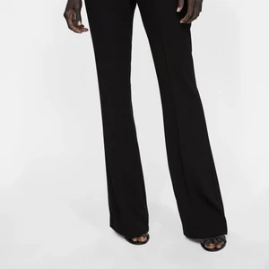 Zara utsvängda kostymbyxor - Säljer helt nya, oanvända utsvängda kostymbyxor från Zara i XS. Kan postas eller mötas upp i Sthlm. Pris 100kr