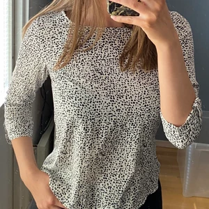 VILA Blus XS - En super fin och stilren blus från VILA i storlek XS/S. Säljer pga för liten för mig tyvärr. Köpte den för 399kr 🥰