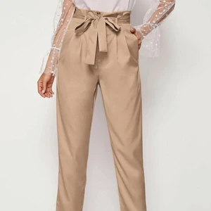 Paperbag i beiget - storlek XS - Jättefina paperbag byxor i ett tunnare material, köpta på Shein. Knäpps med dragkedja och knapp, samt knytband. Byxorna har fickor! Storlek XS 🥰