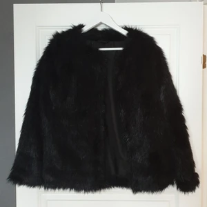 Faux fur jacka - Jacka i fakepäls. Finns två sidofickor samt en på insidan. Nyskick