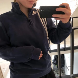 Vintage tröja Adidas storlek 36-38 - Tröja från Adidas! Ser vintage ut och är i fint skick. Väldigt sparsamt använd 🥰 kan skickas mot att köparen står för frakten! Obs!! Katt finns i hemmet 🐱 💗