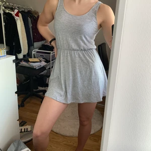 KLÄNNING BIKBOK - Fin grå klänning från bikbok. Resår i midjan för fin passform och dubbelt tyg i kjolen så den är inte genomskinlig även fast den är väldigt luftig och skön! Perfekt till sommaren och passar en XS-M. 