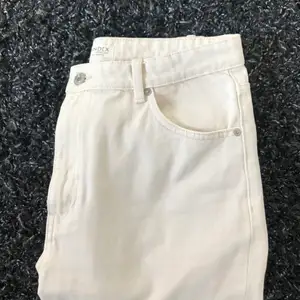 Beigea mom jeans från Lindex i strl 42/L. Säljer då dom tyvärr blivit för stora för mig! Jättefint, tjockt material. Säljes för 150kr + frakt! 🤍 OBS allt tvättas innan frakt! (+ dessa ligger även ute på min Tise!) så skynda fynda! 📦🚚🤍 hör av er om ni har några frågor!🤩