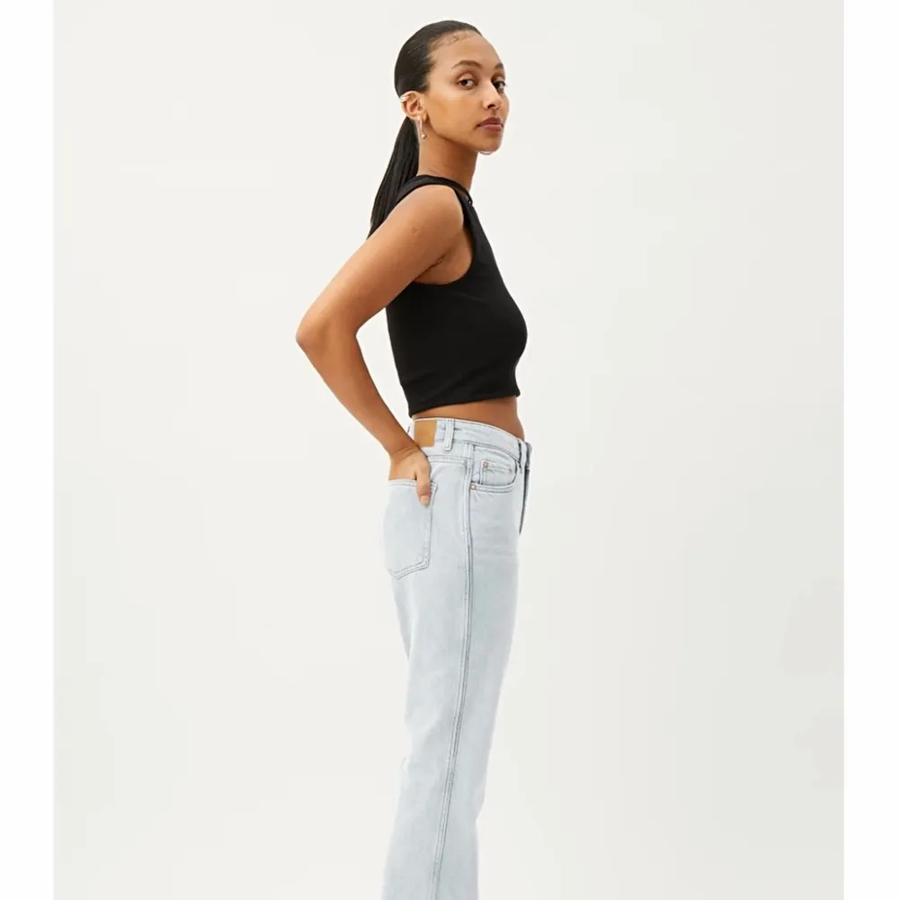 Hej! Säljer ett par mid/low waist jeans från weekday. Aldrig använda!! Så alltså i jättebra skick! Säljer bara vid bra bud💕💕💕😋. Jeans & Byxor.