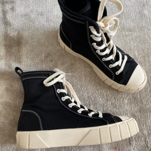Skor - As coola sneakers som ser ut som converse fast högre, från zara. Inte 100 om jag vill sälja men tänkte kolla intresset. Endast använda en gång!