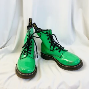 Dr. Martens - Dr martens i grön lack💚