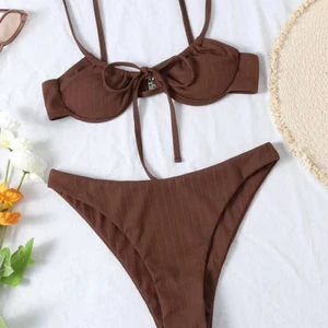 Shein bikini set - Sååå fint bikini set från shein! Storlek S i toppen och M i underdelen. Helt oanvänt! Går att köpa delarna enskilt. 