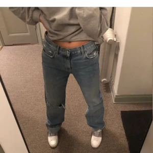 Sååå snygga jeans från zara - Så sjukt snygga jeans från zara, midwaist❤️ storlek 34 men funkar för 36 också!!