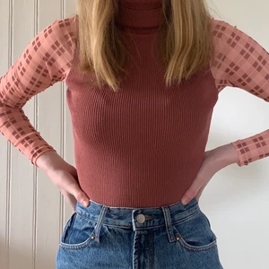 Stickad tröja  - En stickad tröja , mörk rosaaktig med liten polokrage . Har använts en gång 💕