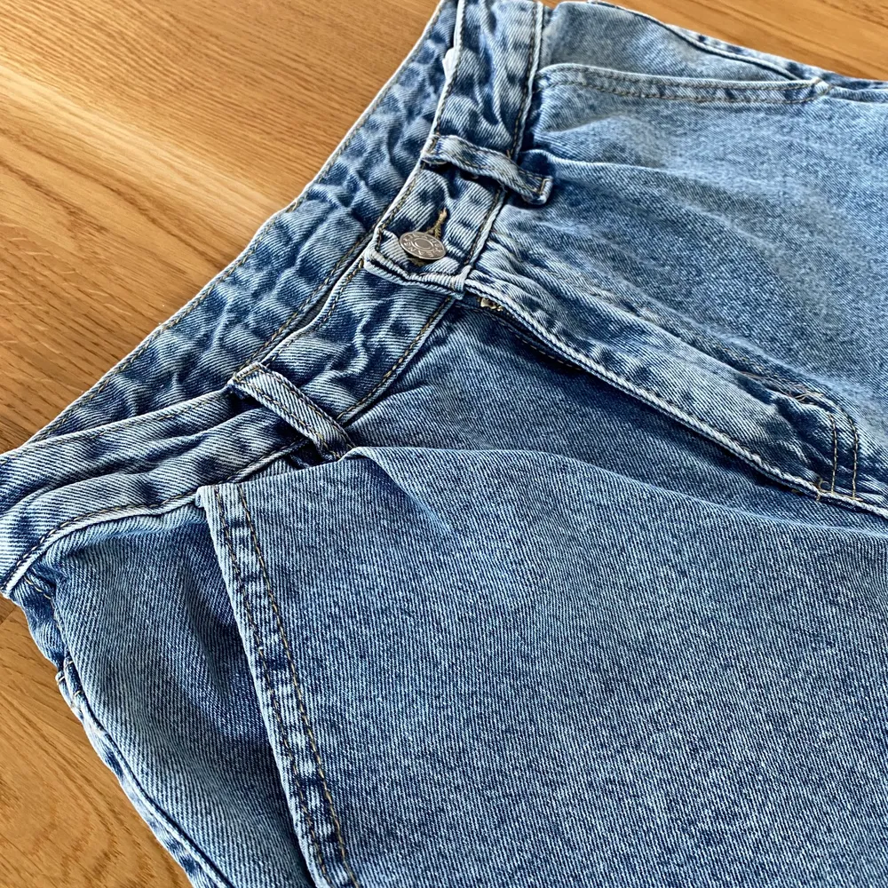 Helt oanvända och nya jeans pga felköp av storlek. I helt nyskick.. Jeans & Byxor.