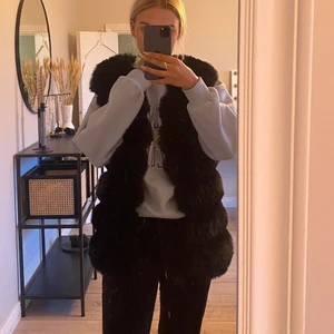Päls väst - Svart fake päls väst, köpt på Chelsea, skulle tro att jag köpte den för ca 600kr, frakt tillkommer beroende på hur mycket paketet väger