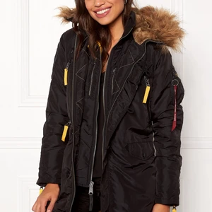 Alpha Industrie jacka, Large - Alpha Industries PPS N3B Unisex Storlek large Nypris 3500kr  Snygg jacka i längre modell från ALPHA INDUSTRIES. Jackan har en skön pälskrage och fina detaljer. - Krage i fuskpäls (avtagbar) - Fuskpäls i luvan som går att öppna med dragkedja - Stängs med dubbla dragkedjor och stora knappar - Stor mudd upptill - Fuskfickor på insidan - Två bröstfickor som stängs med dragkedja - Logotyp som fästes med kardborreband - Två fickor framtill som stängs med knappar - Liten ficka med dragkedja och rött band på ärm - Dragkedjor och muddar i ärmslut - Dragsko i midjan - En öppen innerficka  Använd fåtal gånger så väldigt fint skick!   Kan antagligen hämtas i Avesta eller skickas med PostNord spårbart paket :)  Ansvarar ej för postens slarv  Rensar ur garderoben så säljer mycket kläder! Passa på, samfraktar!!  Betalning inom 3 dagar om vi ej kommit överens om annat, kan vänta till lön osv.