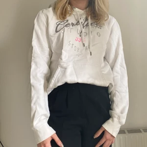 Vit hoodie  - Vit hoodie som jag ägt ett tag men inte använt så mycket! Ganska stor i storleken och kan vara mysigt att dra på sig på kvällen! Passar XS-M. Köparen står för frakt!!💗💗
