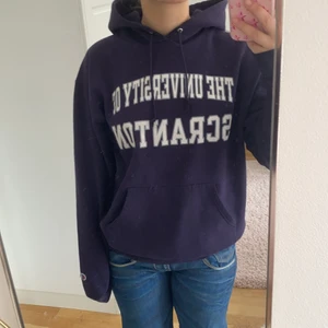Mörklila hoodie - Supersnygg mörklila vintidge champion hoodie från beyond retro. Har lite slitningar vid båda armarna. Men inte något som syns. 90kr+66kr frakt 