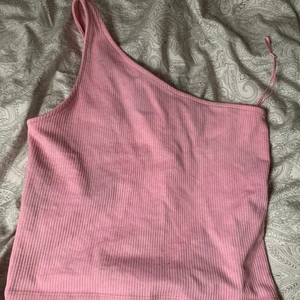 supersött linne från Gina  - rosa linne från Gina i storlek s/m! Nypris typ 150kr tror jag! Säljer för 30! ❤️❤️❤️❤️ hör av er 