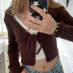 Kofta  - Säljer denna jättefina bruna koftan. Använt 1 gång och säljer då den inte kommer till användning. För fler frågor eller bilder kontakta 💗😆