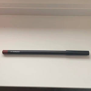 MAC Läppena Auburn - En läppena från MAC i färgen Auburn. Har endast testat den en gång och efter det vässat den så den är nästan som ny!! Säljer då jag vill ha en annan färg.          Köparen står för fraktkostnaden😊
