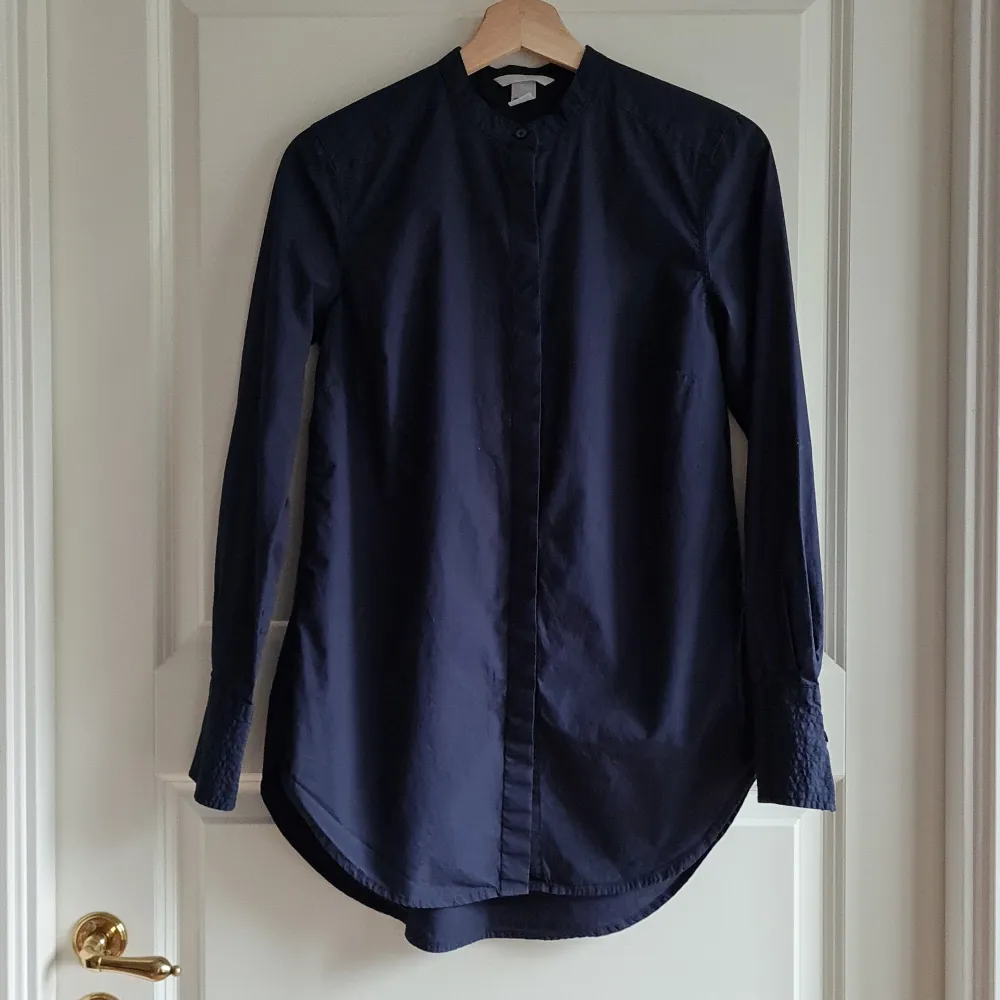 Classic navy blue shirt from H&M. Made of 100% cotton, great for spring and summer 🌞 Used only 2-3 times, looks like new 😊. Skjortor.