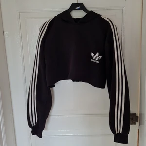Adidas cropped hoodie  - Avklippt hoodie, så den är cropped. Använd men bra skick. Riktigt mysig och snygg men jag använder den inte längre. Frakten på 66 kr tillkommer🌿