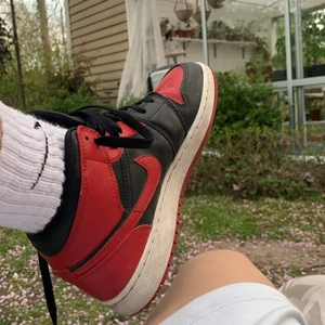 Jordan 1 - Säljer mina jordans som är använda i några veckor köpta för 1500 men jag hittade inga snygga kläder att matcha med så jag säljer här för 1000 men om de är många som vill köpa så blir det budgivning. 🤪😜 (obs inte highs) behöver pengar snabbt så titta gärna profil där det finns ett par helt nya lows i 38🤫