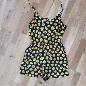 Playsuit - Från hm, använt 2-3 ggr. Säljer den pga att den är för stor för mig 🌼 30 kr + frakt 
