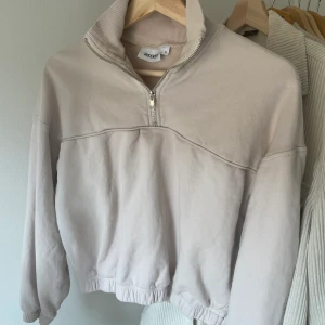 Croppad Beige Tröja - Tröja i toppenskick från Weekday. Säljer då jag inte använder längre. Den har ett väldigt skönt mjukt tyg och är ganska tjock. 🤍🤍
