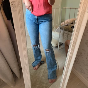 Snygga slits jeans!! - Dehär snygga slits - jeansen från Zara i storlek 38 säljer jag. Bra skick och snygga hål på båda knäna. Ganska långa jag är 1.65 men passar bra med skor till, går bra att klippa av om man vill det. 😍