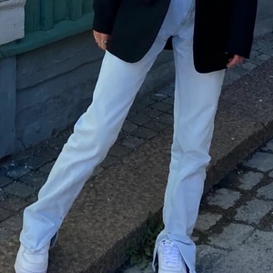 Zara jeans med slit  - Säljer pga förstora! 