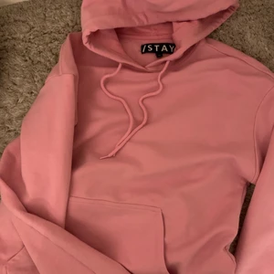 Rosa hoodie  - Skit gulligt rosa hoodie💕💖 Den är märke STAY (köpte från Carlings) storlek XS, men passar även S💓 Väldigt bra skick då jag knappt använt💘 mst tyvärr rensa min garderob nu så:( 💞 tveka inte o fråga💗 