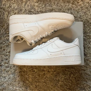 Air Force 1 Low White 07 (Womens) - Hej. Jag säljer några helt nya par Nike Air Force 1 Low White 07 (Womens) i storlekarna 36, 37,5, 38, 38,5, 39, 42 och 42,5 för 950kr st ink frakt. (Under Retail).  Fraktar samma eller nästa dag efter betalning.       Skriv gärna om du har några frågor om skorna.