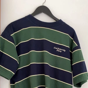 Randig tisha👍 - Skit ball t-shirt från junkyard som tyvär inte kommer till användning, jätte fint skick då den inte använts så mycket👍skriv vid intresse eller om fler bilder beviljas❤️köparen står för frakten👍