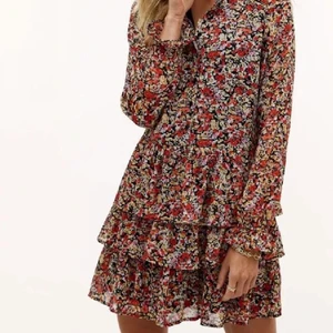 Klänning - Säljer denna somriga klänningen med massa härliga färger💘 Nypris är 500 kr jag säljer den för 300 kr då dess skick är jättefint!