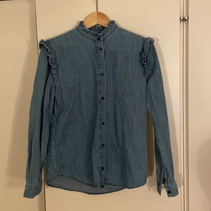 Blå jeansskjorta / blus & other stories  - ✨Blå jeansskjorta / blus med volanger på axlar och krage från & other stories✨Fint skick✨Kontakta om du är intresserad✨💗