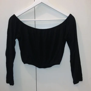 Off shoulder topp - En svart off shoulder topp i XS.  