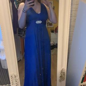 Långklänning/ balklänning - Mörkblå Långklänning i storlek S, köpt från Helenas Botique i Malmö för 1795:-, använd en gång. Nuvarande pris kommer att vara 1000 kr och då kan jag också stå för frakt😊 