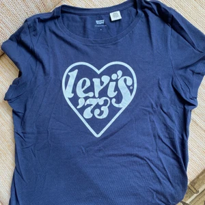 Levi’s T-shirt  - Helt ny, storlek M. Använd en gång.