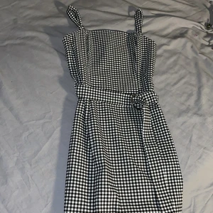 Så söt klänning  - Så fin klänning prefekt för sommaren men kan tyvärr inte ha den för den e för stor på mig utmärkt skick☺️💗