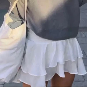 Söt vit kjol med volanger - Suuuuperfin vit volangkjol i strl S! Säljer då den inte kommit till så mycket användning. Nyskick, använd endast 1 gång. Köparen står för frakten!💗 Buda