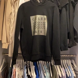 Hoodie - En svart hoodie från HM. Lite nopprig därför nedsatt pris. För för fler bilder eller frågor är det bara att skriva. Köparen står för frakten💗