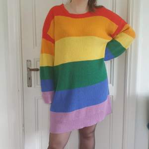 Stickad klänning i regnbågens färger Storlek XXL