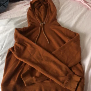 Hoodie  - En fin hoodie från monki. Den är i bra skick därför jag alldrig har haft möjligheten att andvända den.