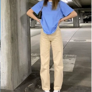 Beiga jeans YOKO - Säljer ett par likadana jeans som i mitt förra inlägg fast i beige. Oxå i minsta storlek, 24. Helt slut på hemsidan💕💕💕 HÖGSTA BUD: 250kr KÖP DIREKT: 300kr