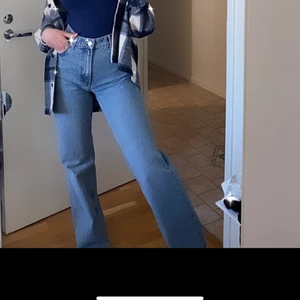 Säljer zara jeans - Zara jeans, slutsålda överallt. Långa och passar perfekt. Skriv privat för mer info och bilder❤️